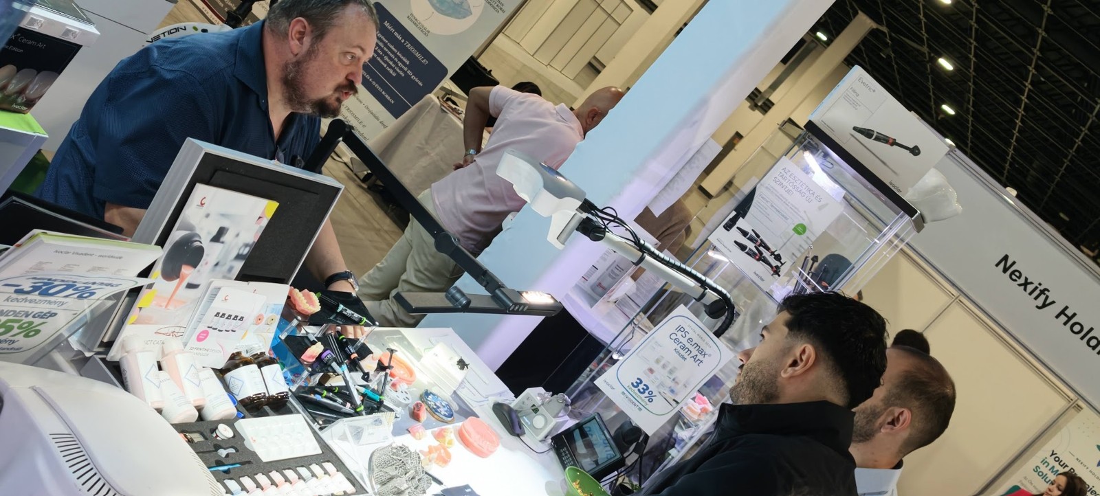Demonstrátor munka közben az IvoDent Dental World standján